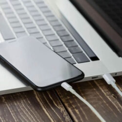 چگونه آیفون را بدون کابل به لپ‌تاپ وصل کنیم؟ روش‌های ایمن و بی‌سیم انتقال فایل