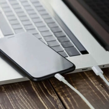 چگونه آیفون را بدون کابل به لپ‌تاپ وصل کنیم؟ روش‌های ایمن و بی‌سیم انتقال فایل